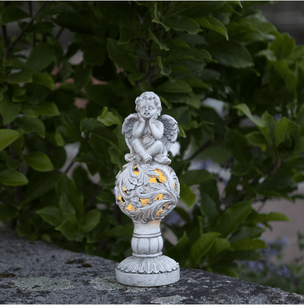 Angel Grå solcellslampa från Star Trading - Tillverkad i plast med en finish som efterliknar sten, vilket ger ett klassiskt och tidl&ouml;st uttryck.