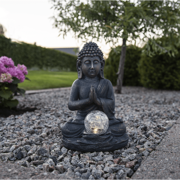 Buddha Grå solcellslampa från Star Trading - Solcellsdekoration Buddha &auml;r en st&auml;mningsfull och rogivande prydnad i gr&aring; polyresin med en l&auml;tt bronsmelerad yta.
