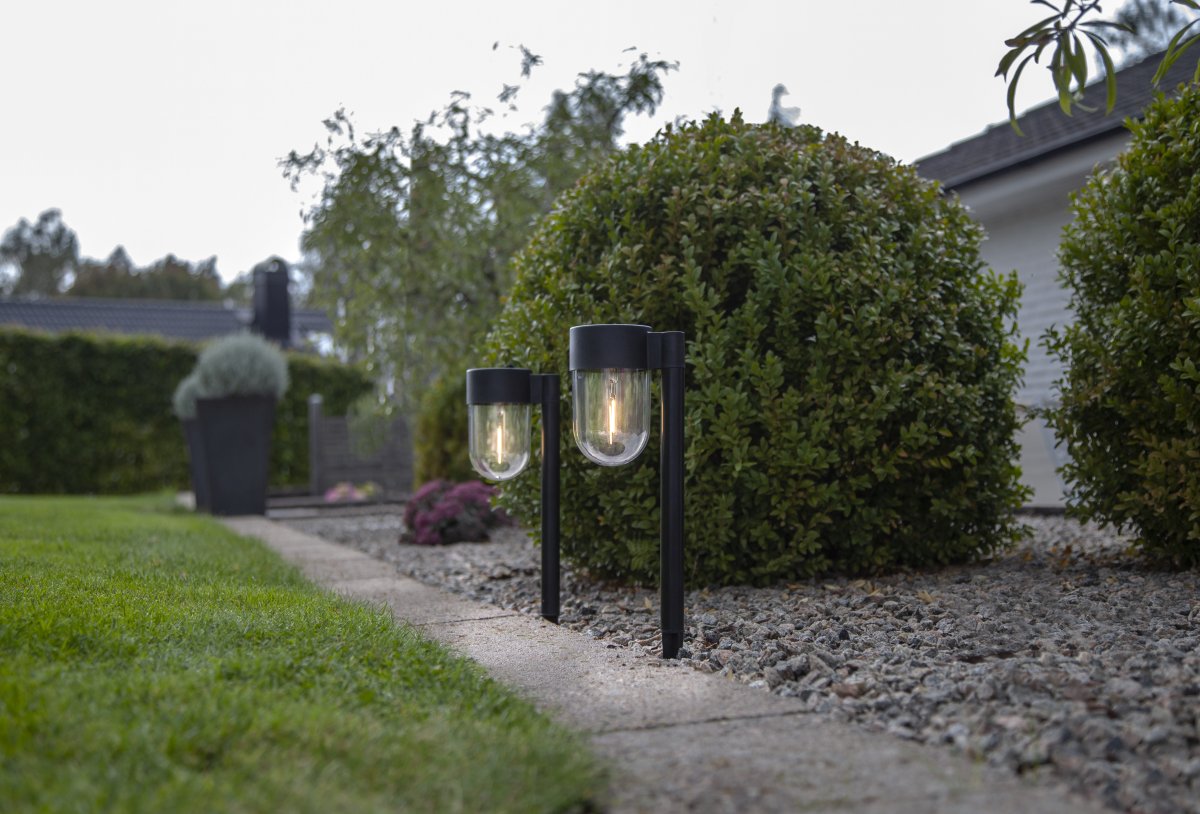 Cupola 2-p Svart solcellslampa från Star Trading - Solcellsbelysningen Cupola &auml;r ett 2 pack g&aring;ngbelysning med en h&auml;ngande kupolformat glas gjort av akryl.