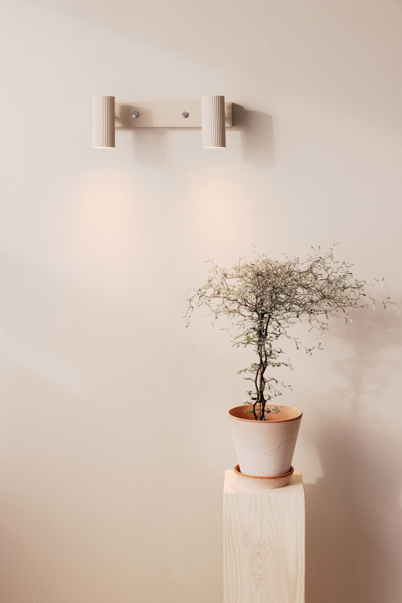 Hubble Beige läslampa från Globen Lighting - V&auml;gglampa Hubble &auml;r en modern v&auml;gglampa med tv&aring; tubformade och r&auml;fflade sk&auml;rmar tillverkade av metall.