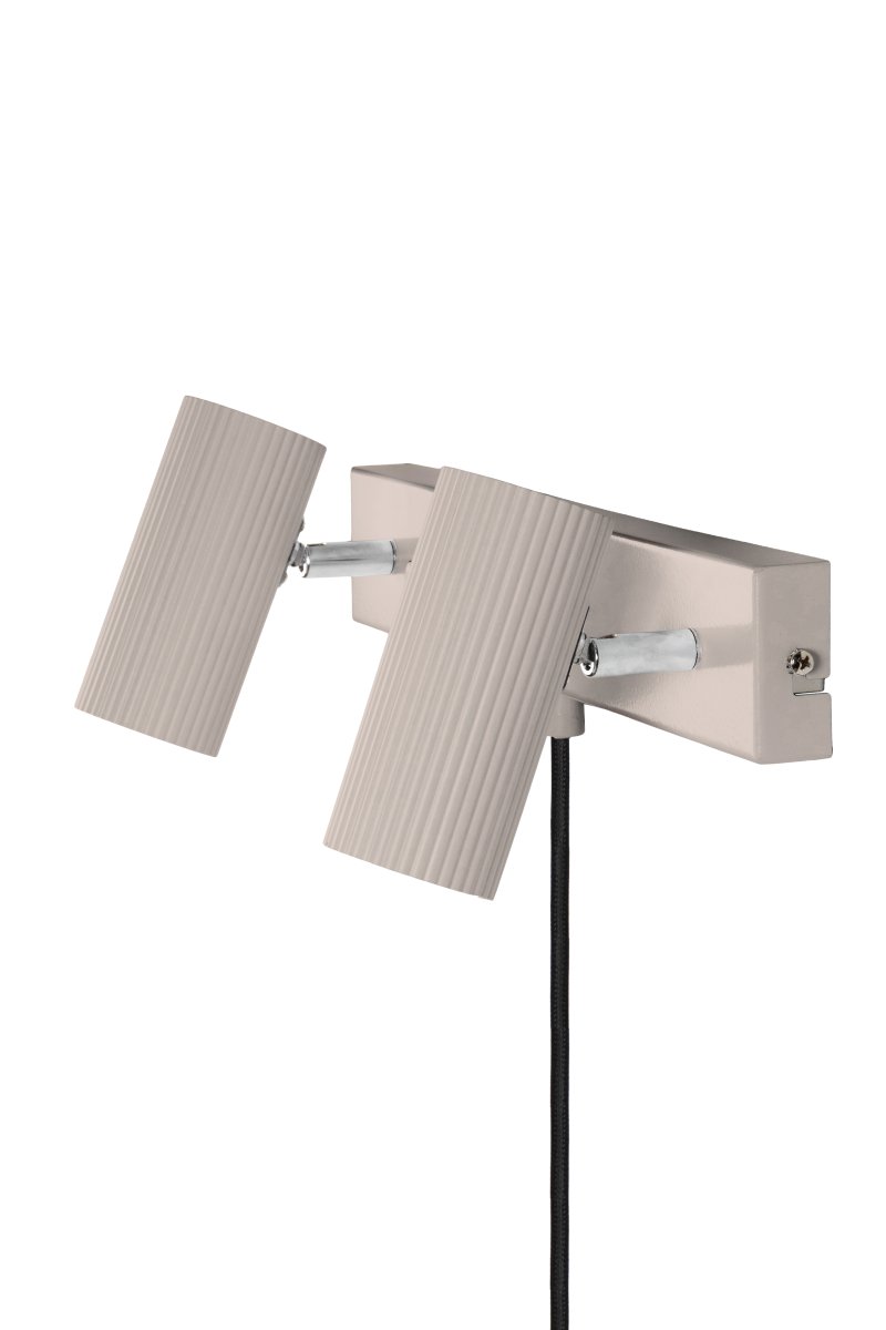 Hubble Beige läslampa från Globen Lighting - V&auml;gglampa Hubble &auml;r en modern v&auml;gglampa med tv&aring; tubformade och r&auml;fflade sk&auml;rmar tillverkade av metall.