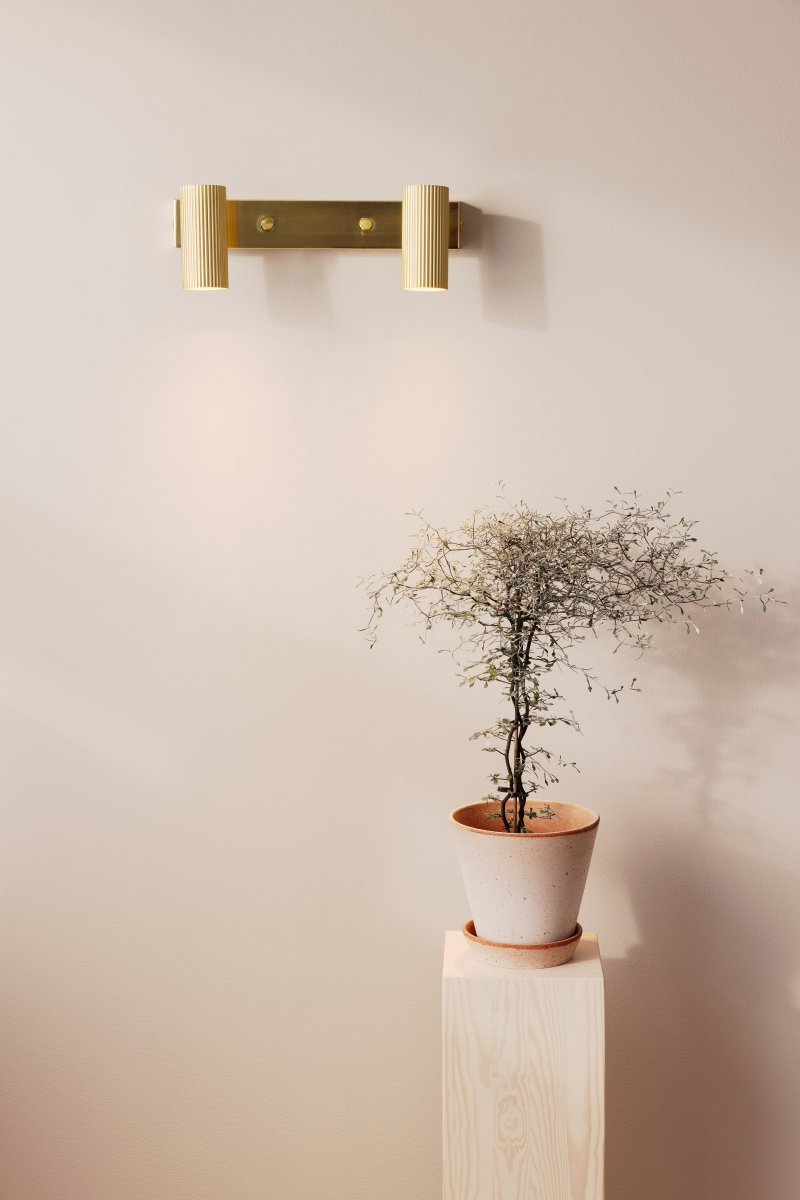 Hubble Borstad mässing läslampa från Globen Lighting - V&auml;gglampa Hubble &auml;r en modern v&auml;gglampa med tv&aring; tubformade och r&auml;fflade sk&auml;rmar tillverkade av metall.