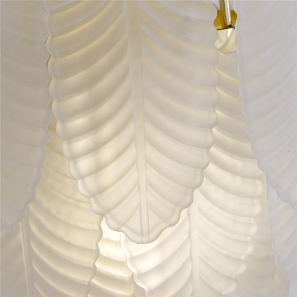 Feather 25cm Vit/mässing vägglampa från Searchlight - Placera den med f&ouml;rdel i vardagsrummet d&auml;r den b&aring;de bidrar med st&auml;mningsfull belysning och fungerar som en stilfull inredningsdetalj.