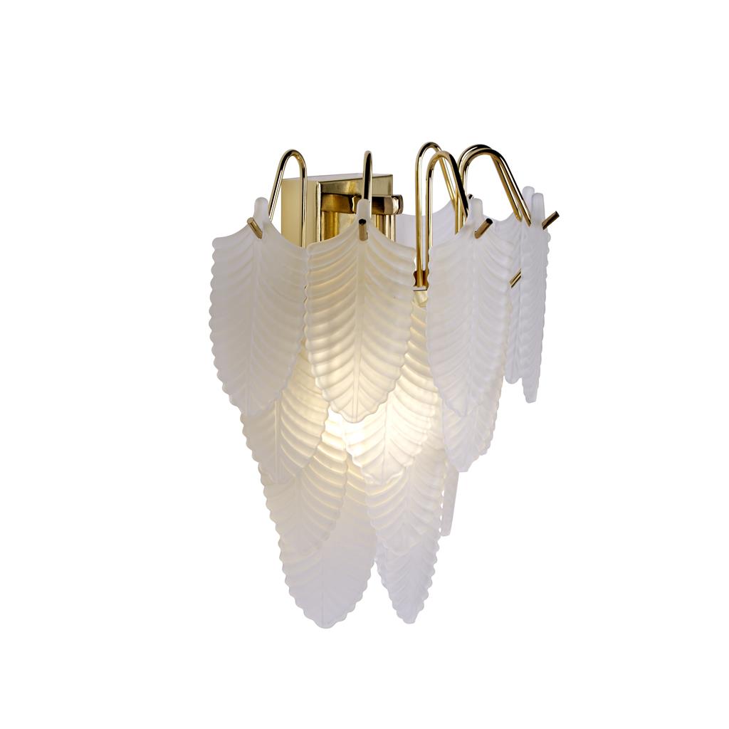 Feather 25cm Vit/mässing vägglampa från Searchlight - Placera den med f&ouml;rdel i vardagsrummet d&auml;r den b&aring;de bidrar med st&auml;mningsfull belysning och fungerar som en stilfull inredningsdetalj.