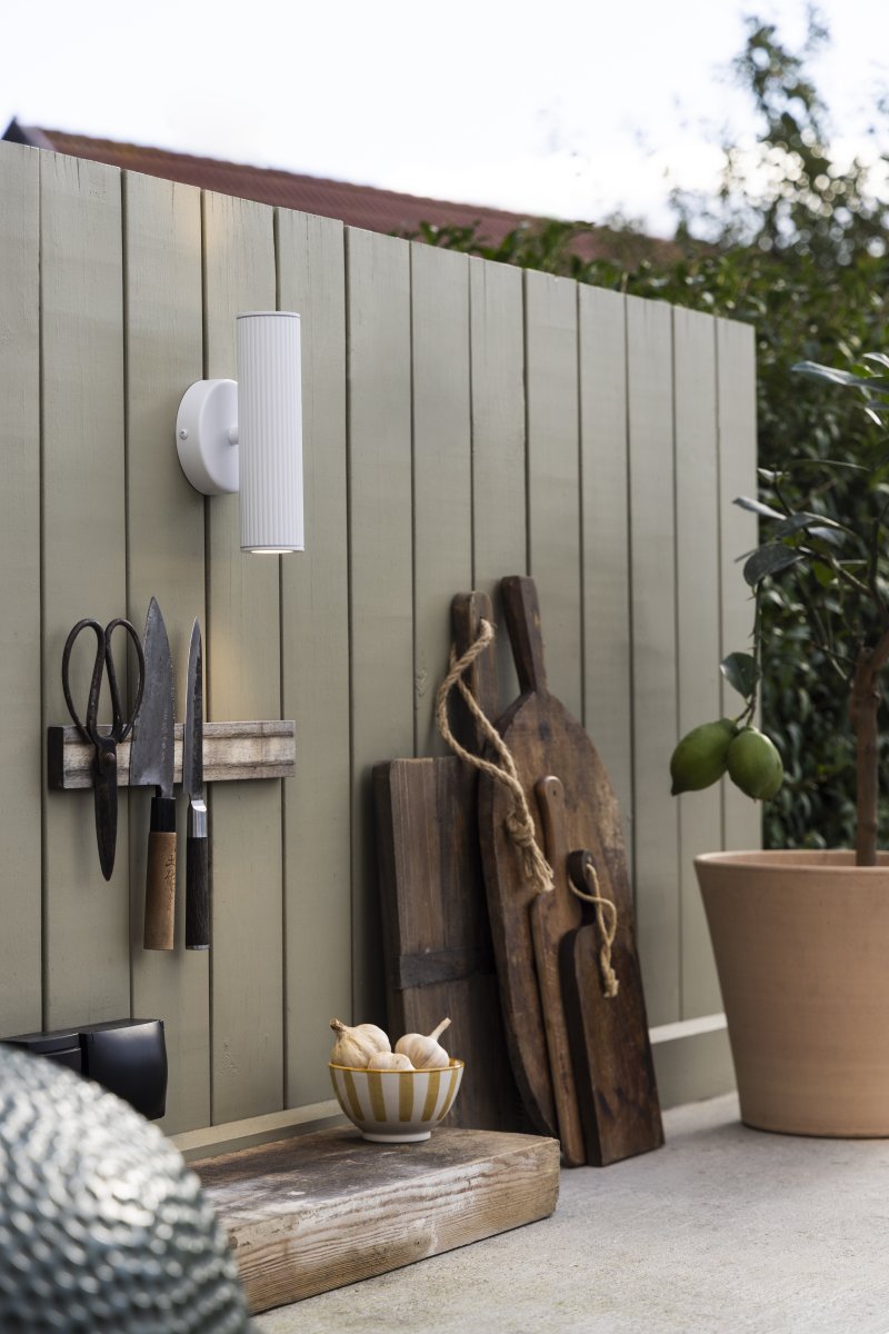 Hubble Vit utelampa från Globen Lighting - Hubble &auml;r en stilren v&auml;gglampa i vit f&auml;rg som sprider ljuset b&aring;de upp&aring;t och ned&aring;t och skapar ett vackert ljusspel mot v&auml;ggen.