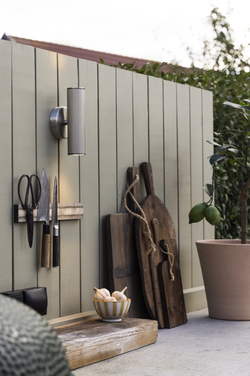 Hubble Borstad stål utelampa från Globen Lighting - Hubble &auml;r en stilren v&auml;gglampa med borstad st&aring;lfinish som sprider ljuset b&aring;de upp&aring;t och ned&aring;t och skapar ett vackert ljusspel mot v&auml;ggen.