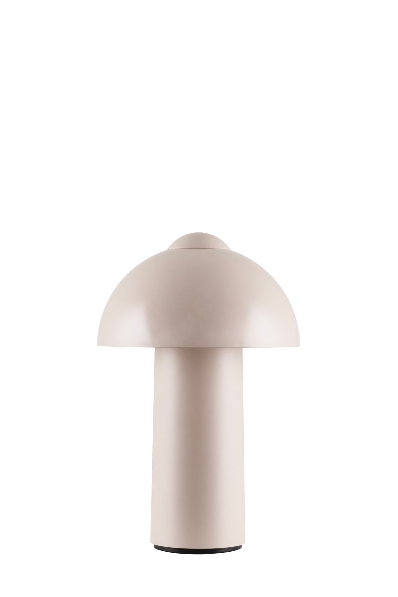 Buddy 25cm Sand portabel från Globen Lighting - Den &auml;r IP44-klassad och passar d&auml;rf&ouml;r utm&auml;rkt f&ouml;r b&aring;de inom- och utomhusbruk, men b&ouml;r f&ouml;rvaras inomhus n&auml;r den inte anv&auml;nds.