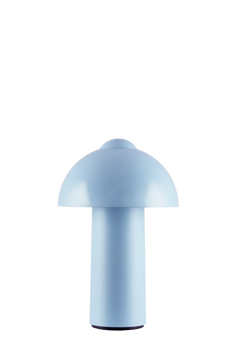 Buddy 25cm Ljusblå portabel från Globen Lighting - Den &auml;r IP44-klassad och passar d&auml;rf&ouml;r utm&auml;rkt f&ouml;r b&aring;de inom- och utomhusbruk, men b&ouml;r f&ouml;rvaras inomhus n&auml;r den inte anv&auml;nds.