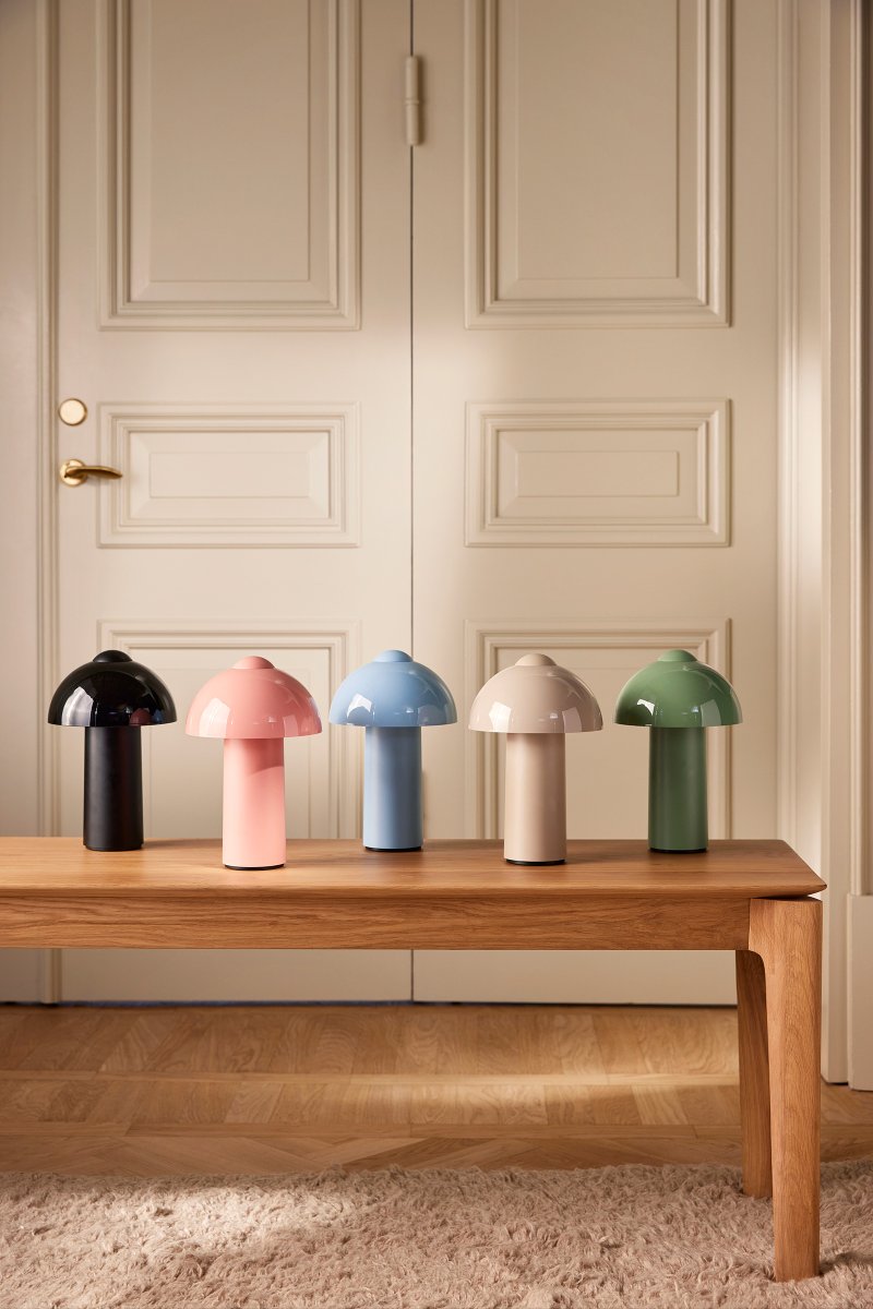 Buddy 25cm Sand portabel från Globen Lighting - Den &auml;r IP44-klassad och passar d&auml;rf&ouml;r utm&auml;rkt f&ouml;r b&aring;de inom- och utomhusbruk, men b&ouml;r f&ouml;rvaras inomhus n&auml;r den inte anv&auml;nds.