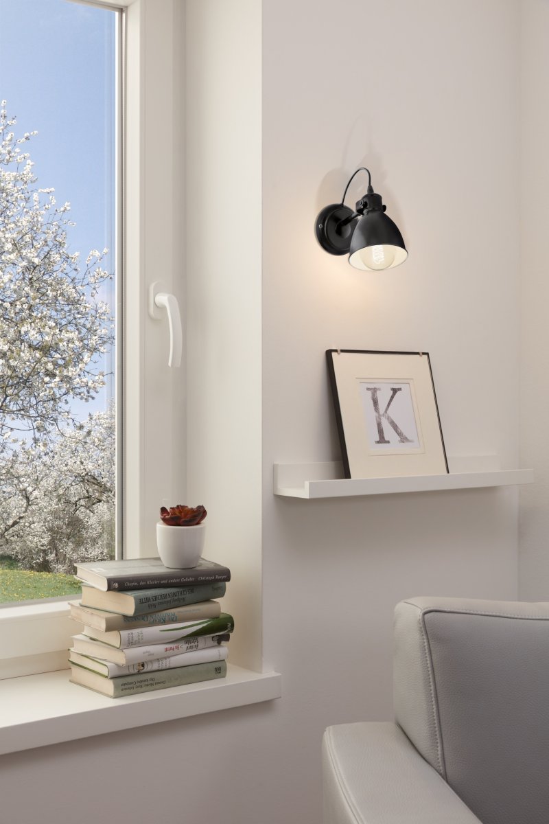 Priddy 22cm Svart vägglampa från Eglo - Perfekt som l&auml;slampa vid s&auml;ngen eller som praktisk belysning i hall och vardagsrum.