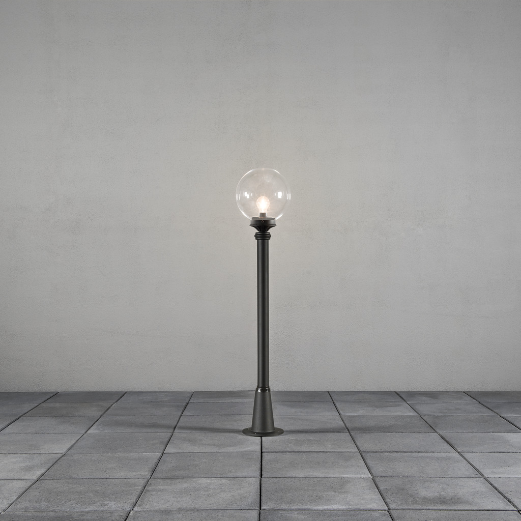 Orion 118cm Svart pollare från Konstsmide - Orion pollare &auml;r en modern lampa tillverkad av aluminium i svart f&auml;rg och klar glaskupa.