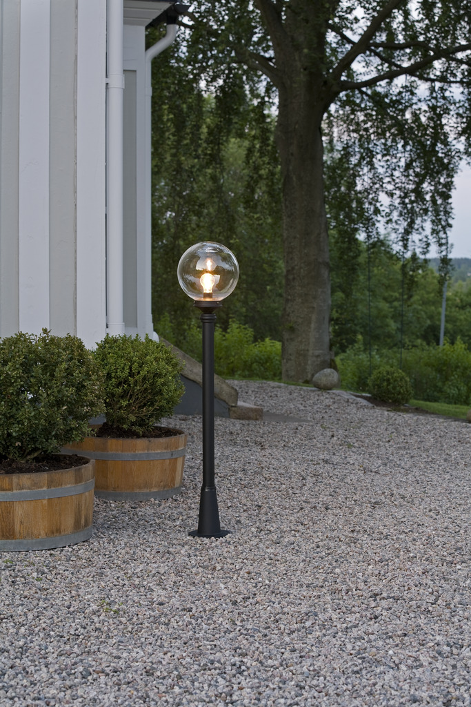 Orion 118cm Svart pollare från Konstsmide - Orion pollare &auml;r en modern lampa tillverkad av aluminium i svart f&auml;rg och klar glaskupa.