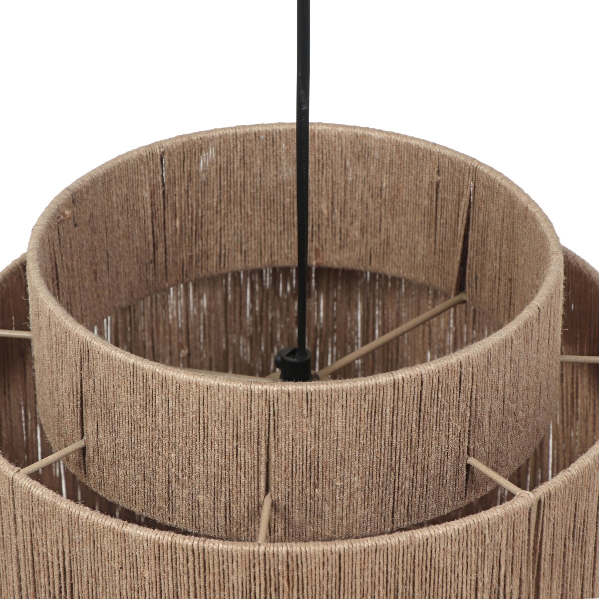 Smilla Ø30 Natur taklampa från Trio Lighting - Med sin eleganta kombination av naturlig jute och svart matt metall balanserar Smilla rustik charm med modern design &ndash; en perfekt detalj f&ouml;r en stilfull och harmonisk inredning.