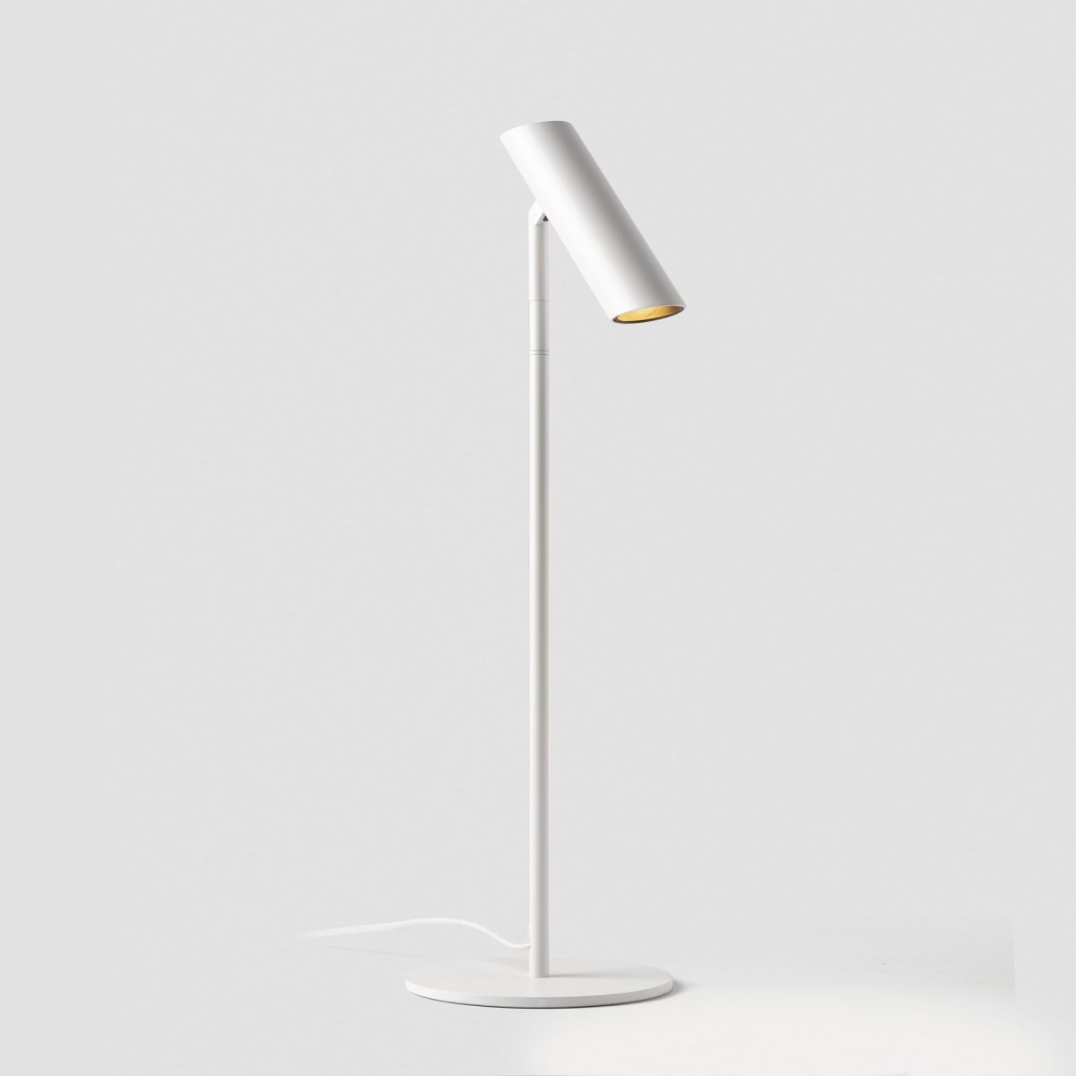 Leo 48cm Vit skrivbordslampa från Faro Barcelona - Leo &auml;r en vit bordslampa med integrerad LED som kombinerar m&aring;ngsidighet med modern design.