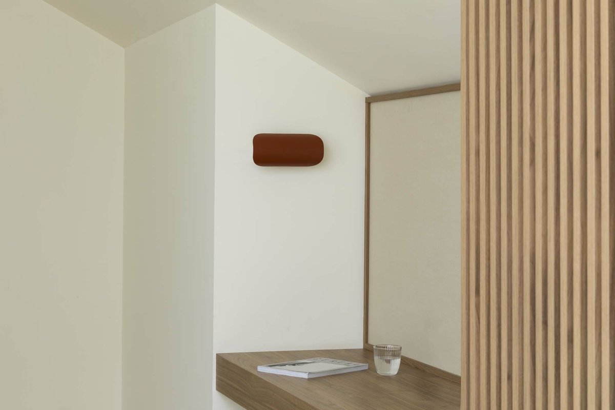 Novo 25cm Terracotta vägglampa från Faro Barcelona - Tillverkad i metall och kan monteras b&aring;de vertikalt och horisontellt &ndash; perfekt f&ouml;r anpassningsbara interi&ouml;rer.