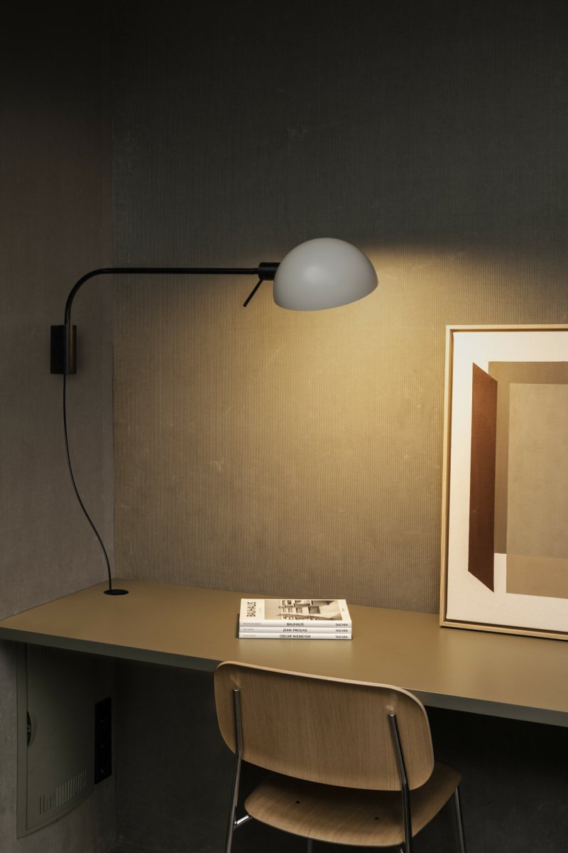 Dominica 88cm Beige vägglampa från Faro Barcelona - Dominica &auml;r en v&auml;gglampa i beige designad av Faro Lab, inspirerad av den estetiska r&ouml;relsen i Chicago mellan 1900 och 1940.