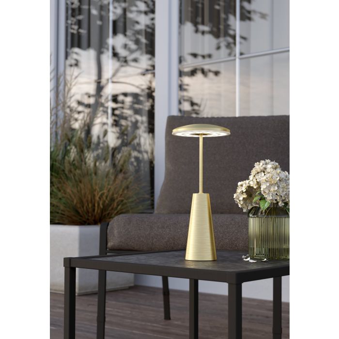 Piccola 28cm Borstad mässing portabel från Eglo - Tack vare IP54-klassning &auml;r den t&aring;lig mot vattenst&auml;nk och l&auml;mpar sig f&ouml;r b&aring;de inomhus- och utomhusbruk.
