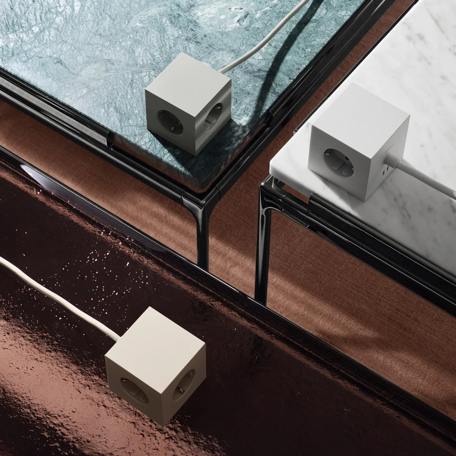 Square 1 with 30W Dual USBC & Magnetic base, 3m Sand från Avolt - Grenuttag fr&aring;n Avolt med en stilren design med en l&aring;ng sladd i PVC, en kub i &aring;tervunnen plast och en magnetplatta i botten f&ouml;r att kunna h&auml;ngas upp p&aring; v&auml;ggen.