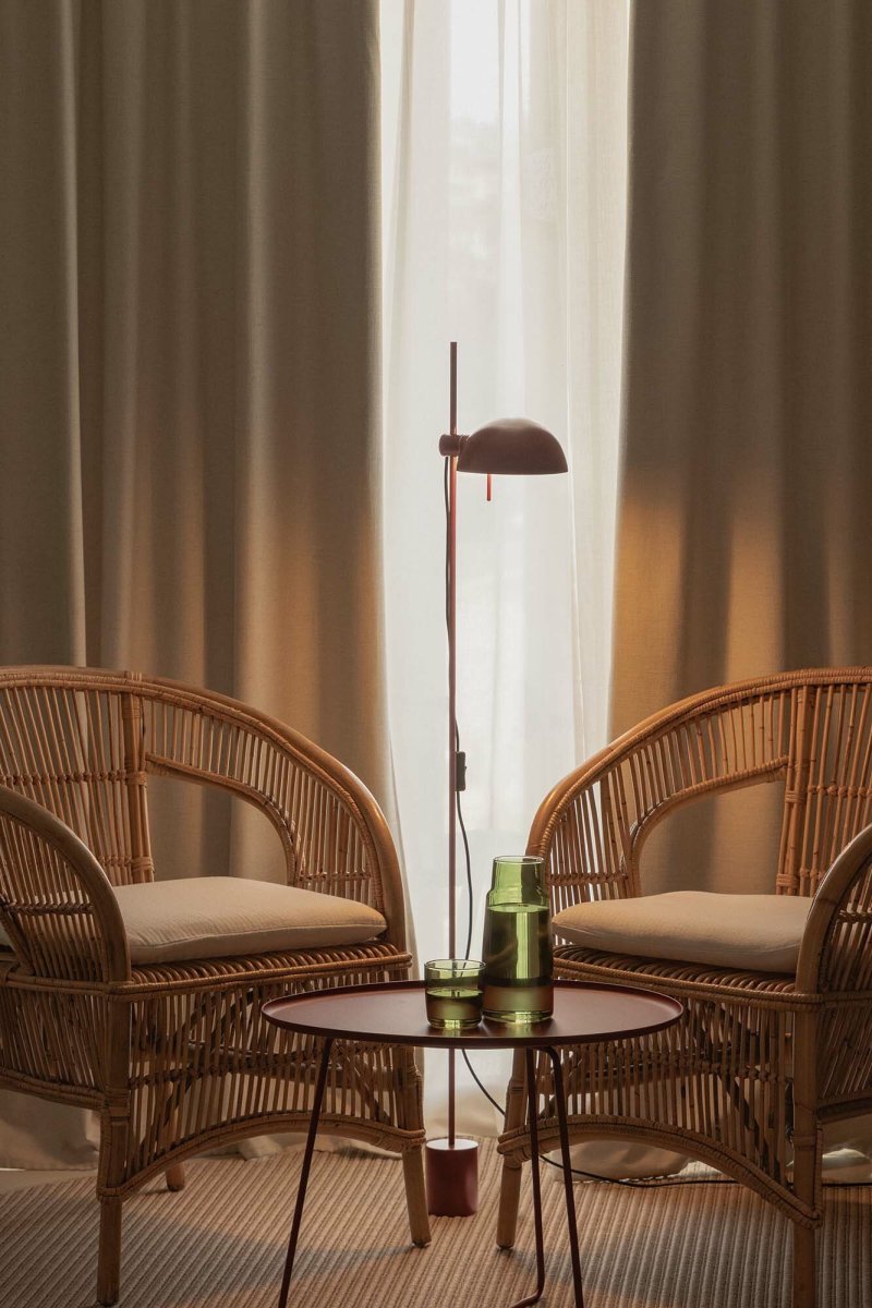 Matilda Burgundy golvlampa från Faro Barcelona - Med roterbar sk&auml;rm och justerbar h&ouml;jd erbjuder den flexibel ljuss&auml;ttning f&ouml;r b&aring;de l&auml;sning och st&auml;mning.