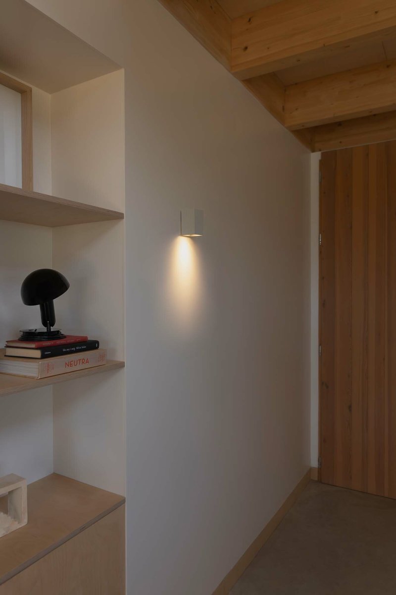 Lune 10cm Vit vägglampa från Faro Barcelona - Lune &auml;r en kvadratisk v&auml;gglampa med sl&auml;t vit yta som passar perfekt i hallar, korridorer och andra genomg&aring;ngsutrymmen.