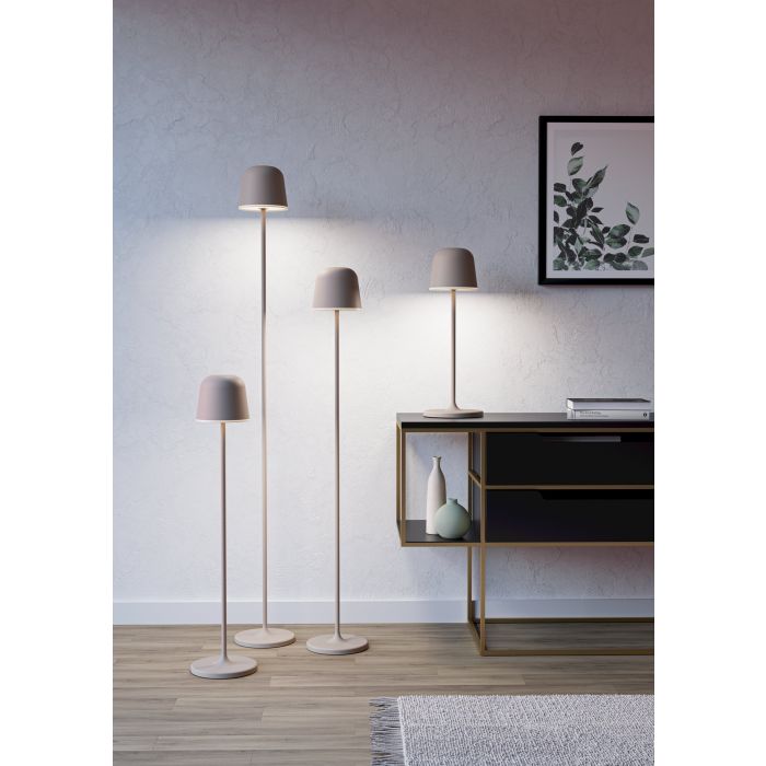 Mannera 140cm Sand portabel från Eglo - Tack vare den tr&aring;dl&ouml;sa funktionen kan lampan placeras fritt i rummet och ger ett j&auml;mnt och behagligt ljus &ndash; perfekt f&ouml;r att skapa st&auml;mning eller f&ouml;r att l&auml;sa.