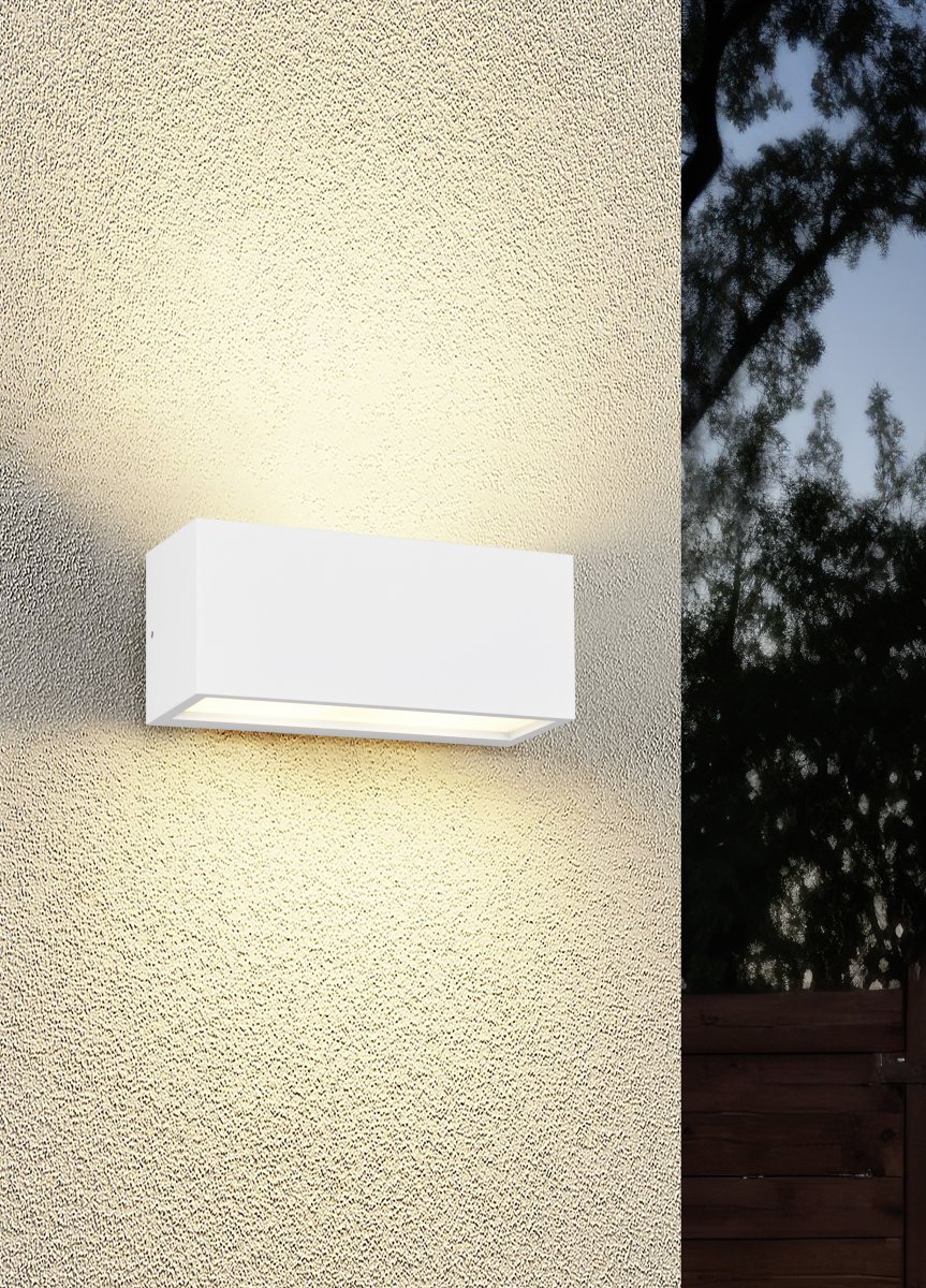 Mayenne 25cm Vit utelampa från Trio Lighting - Den avger b&aring;de ett upp&aring;t- och ned&aring;triktat, behagligt ljus som lyfter entr&eacute;er, fasader och uteplatser med modern elegans.
