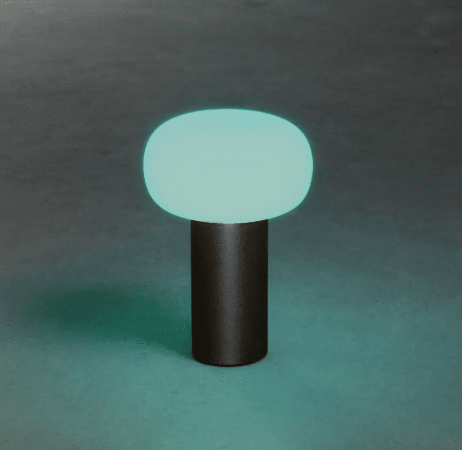 Antibes 20cm Svart portabel från Konstsmide - Ut&ouml;ver det &auml;r lampan utrustad med RGB f&auml;rger s&aring; du kan v&auml;lja mellan sju olika f&auml;rger, t.