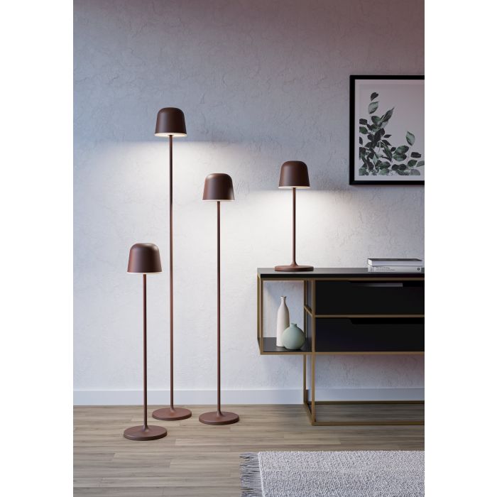Mannera 140cm Rostbrun portabel från Eglo - Tack vare den tr&aring;dl&ouml;sa funktionen kan lampan placeras fritt i rummet och ger ett j&auml;mnt och behagligt ljus &ndash; perfekt f&ouml;r att skapa st&auml;mning eller f&ouml;r att l&auml;sa.