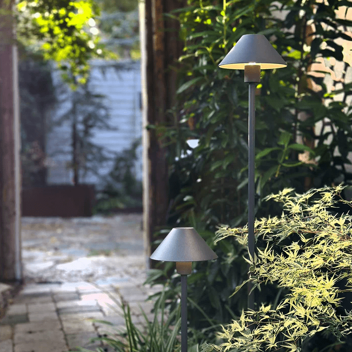 Apollo Flex Mörkgrå från Lightson - Apollo Flex &auml;r perfekt f&ouml;r dig som &auml;lskar skandinavisk design och letar efter en n&auml;ttare lampa till din kruka, rabatt eller g&aring;ng.