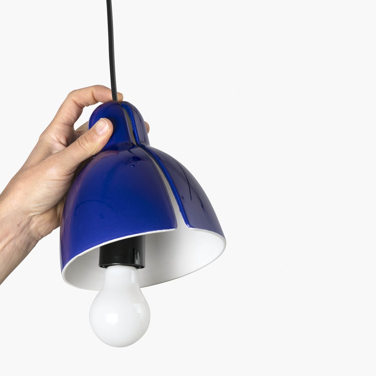 Venice Ø16 Blå taklampa från Faro Barcelona - Den bl&aring; keramikkupan &auml;r handgjord i en verkstad i Barcelona och passar perfekt i lamph&aring;llaren &ndash; enkel att montera sj&auml;lv!