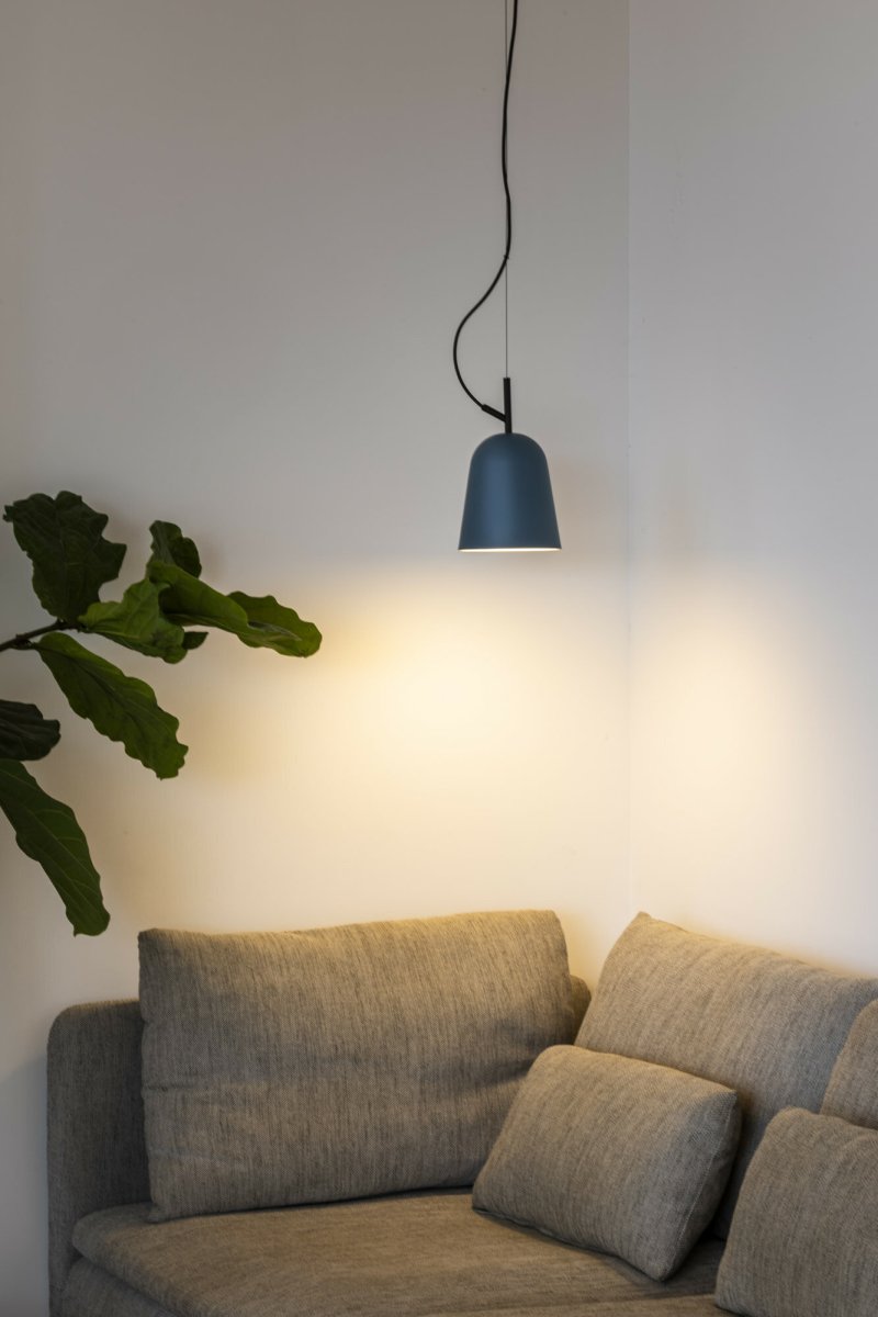 Studio Ø10 Blå taklampa från Faro Barcelona - Den unika kabelkl&auml;mman formad som en tr&auml;dgren ger lampan en personlig och lekfull karakt&auml;r.