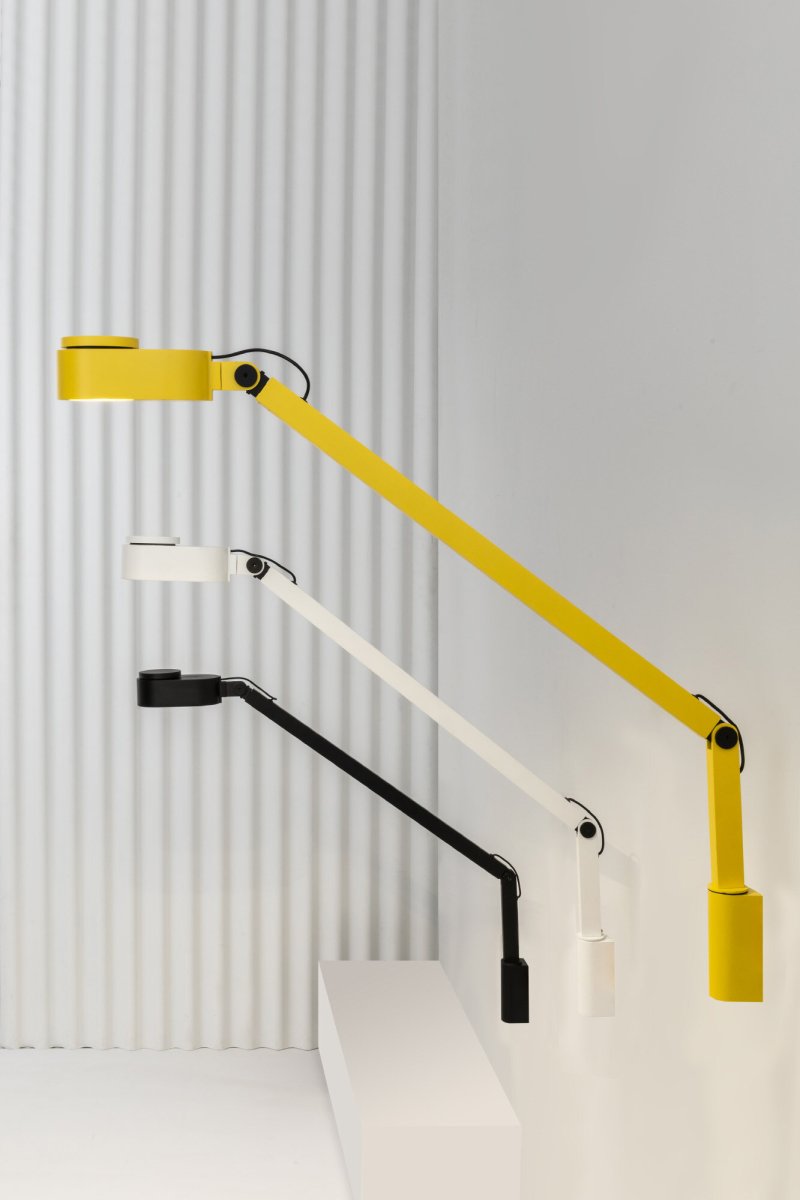 Inviting 86cm Vit vägglampa från Faro Barcelona - Inviting &auml;r en vit v&auml;gglampa med riktbar arm, designad f&ouml;r att ge optimal ljuskomfort vid l&auml;sning, arbete eller studier.