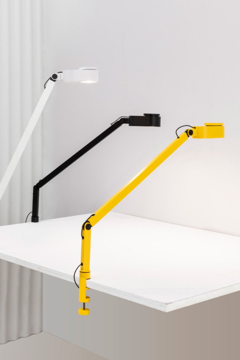 Inviting 86cm Svart klämlampa från Faro Barcelona - Lampans huvud &auml;r justerbart b&aring;de horisontellt och vertikalt, och ljuset &auml;r dimbart.