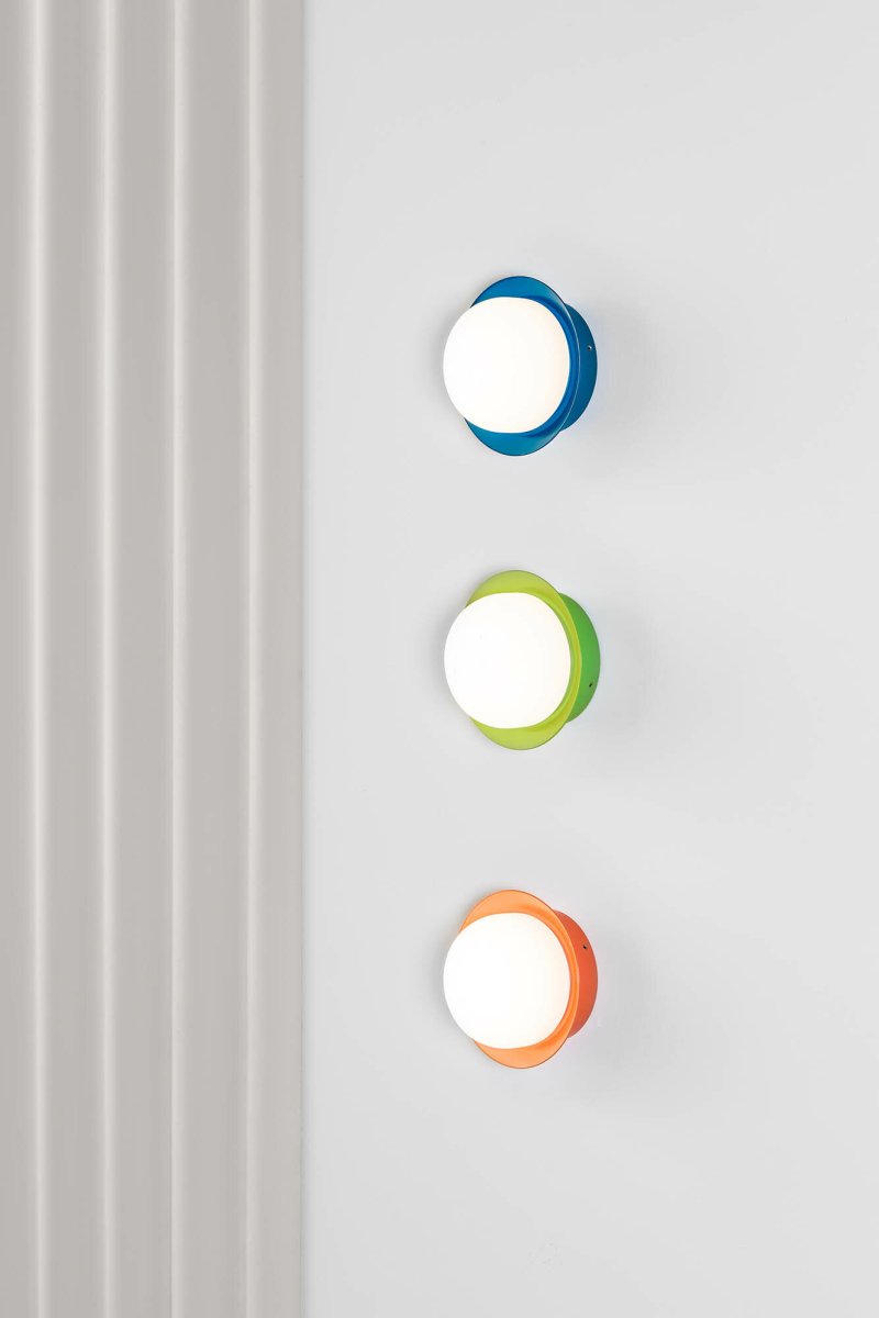May Ø12 Blå badrumslampa från Faro Barcelona - May &auml;r en rund och stilren lampa designad av Faro Lab, som kan monteras b&aring;de p&aring; v&auml;gg och i tak.