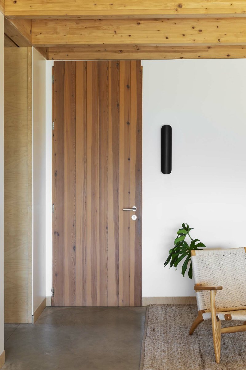 Novo 50cm Svart vägglampa från Faro Barcelona - Lampan &auml;r tillverkad i metall och kan monteras b&aring;de vertikalt och horisontellt, vilket g&ouml;r den flexibel f&ouml;r olika rum och behov.