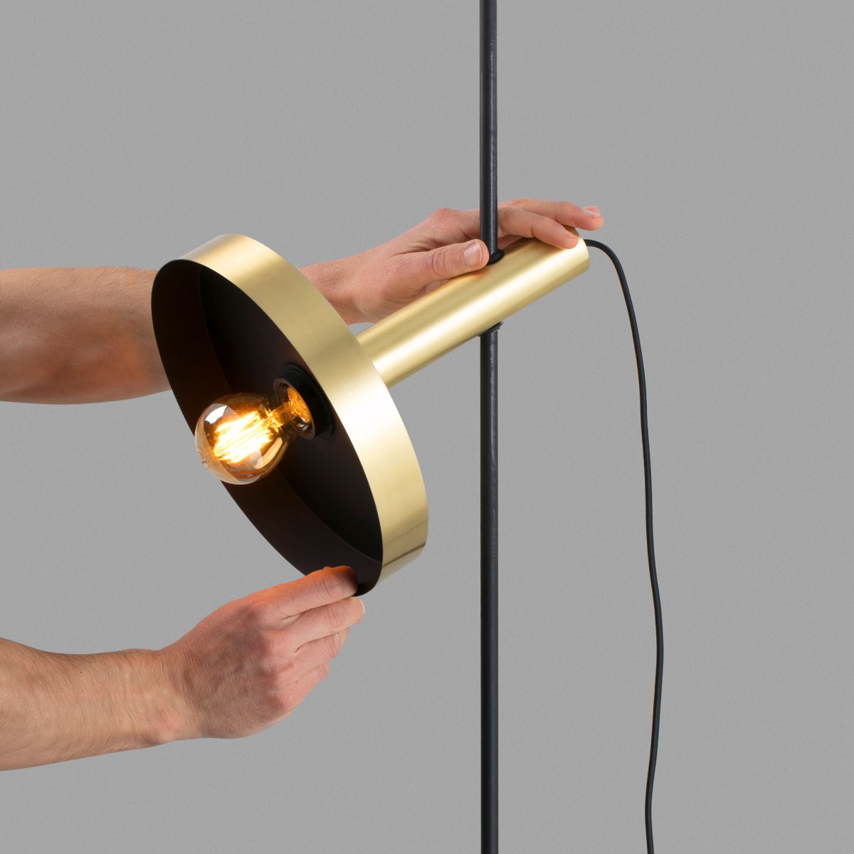Whizz Guld golvlampa från Faro Barcelona - Whizz &auml;r en del av en designserie med matchande armaturer &ndash; idealisk f&ouml;r genomt&auml;nkta inredningsprojekt.