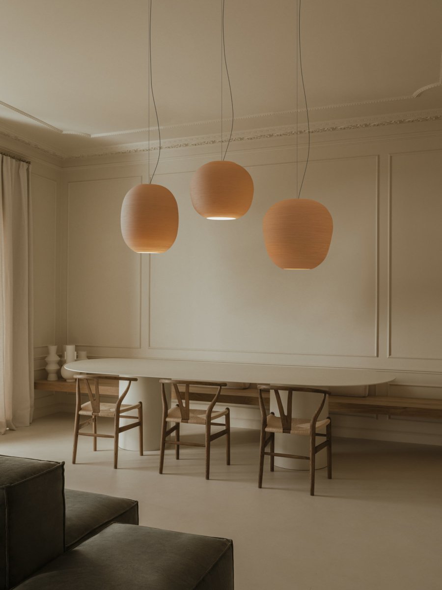 Tierra Ø47 Beige taklampa från Faro Barcelona - Tierra 470 &auml;r en pendellampa designad av H&eacute;ctor Serrano, tillverkad med 3D-printad PLA och &aring;tervunnen tallcellulosa &ndash; ett bioplastmaterial med unik, oregelbunden textur.