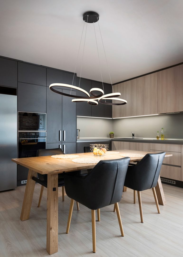 Fly 83cm Svart taklampa från Trio Lighting - Takpendeln Fly kombinerar modern design med funktionell belysning och blir en stilfull mittpunkt i matsalen.