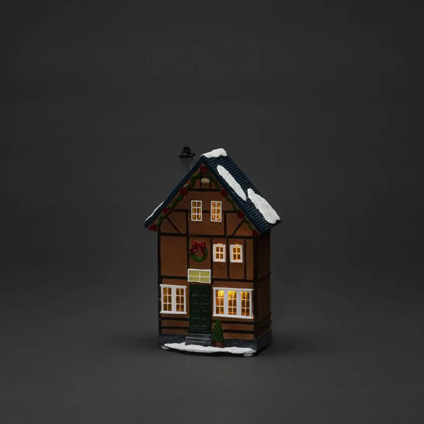 3 små hus Brun från Konstsmide - B/O 3 sm&aring; hus, vintriga hus med 6 amberf&auml;rgade LED-ljus som sprider ett st&auml;mningsfullt sken.