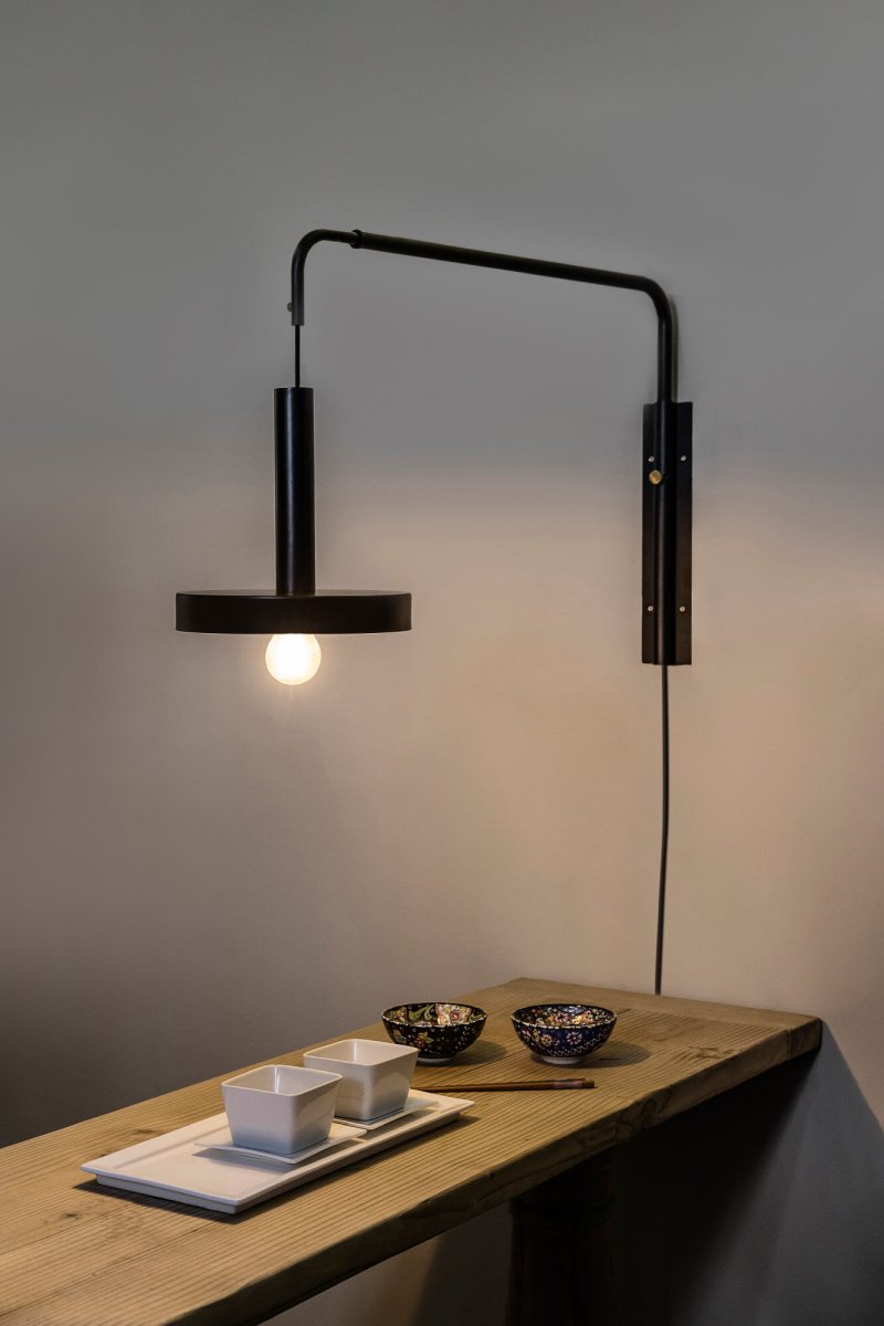 Whizz 70cm Svart vägglampa från Faro Barcelona - Whizz &auml;r en designserie av Christoph Friedrich Wagner som kombinerar modern estetik med exklusiva materialval.