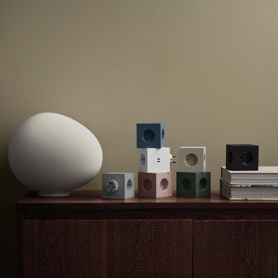 Square 2 Socket extender with 30W Dual USBC Blå från Avolt - Uttagsf&ouml;rl&auml;ngare fr&aring;n Avolt med en stilren design med en kub i &aring;tervunnen plast och en magnetplatta i botten f&ouml;r att kunna h&auml;ngas upp p&aring; v&auml;ggen.