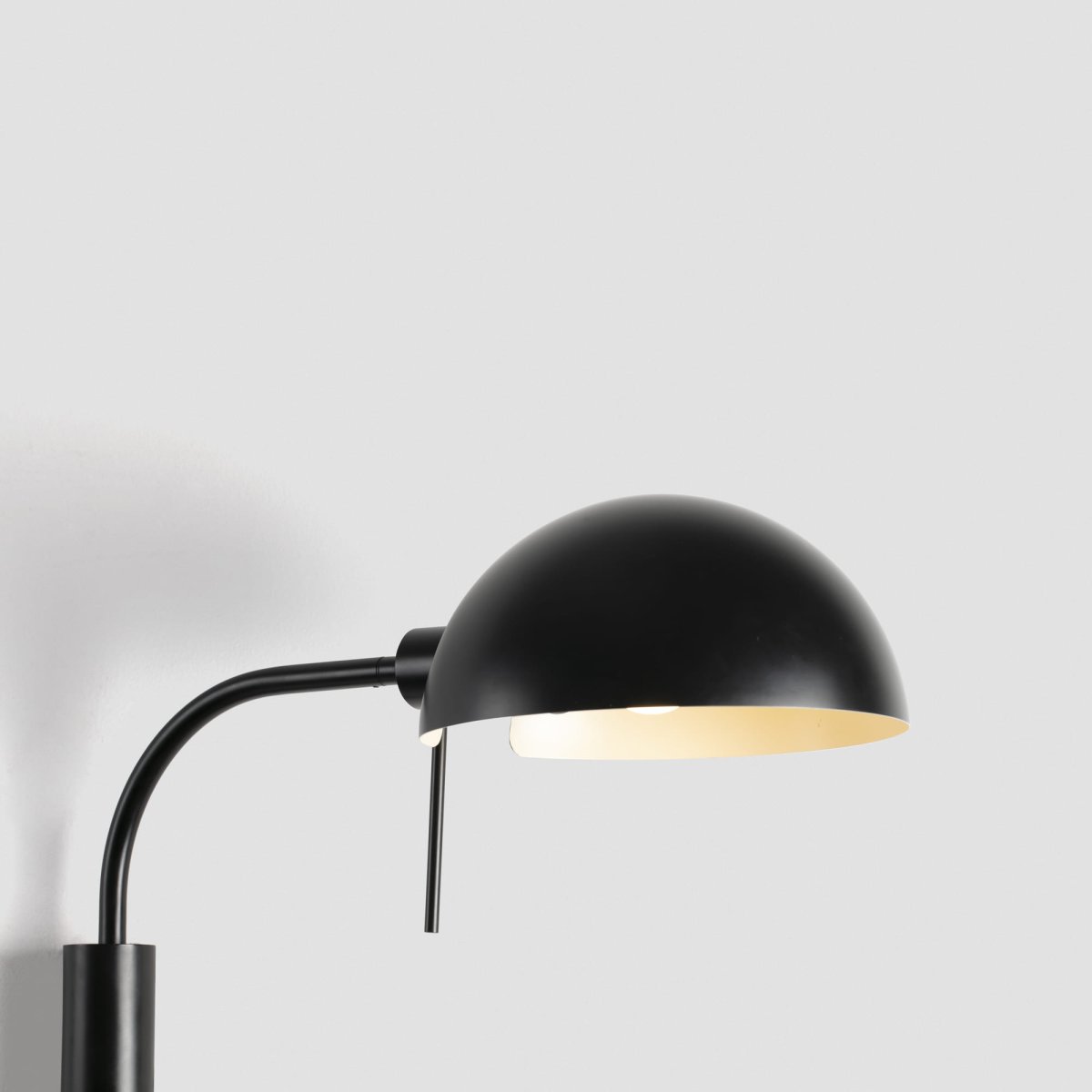 Dominica 50cm Svart vägglampa från Faro Barcelona - Inspirerad av den estetiska r&ouml;relsen i Chicago mellan 1900 och 1940, utstr&aring;lar den b&aring;de autenticitet och elegans.