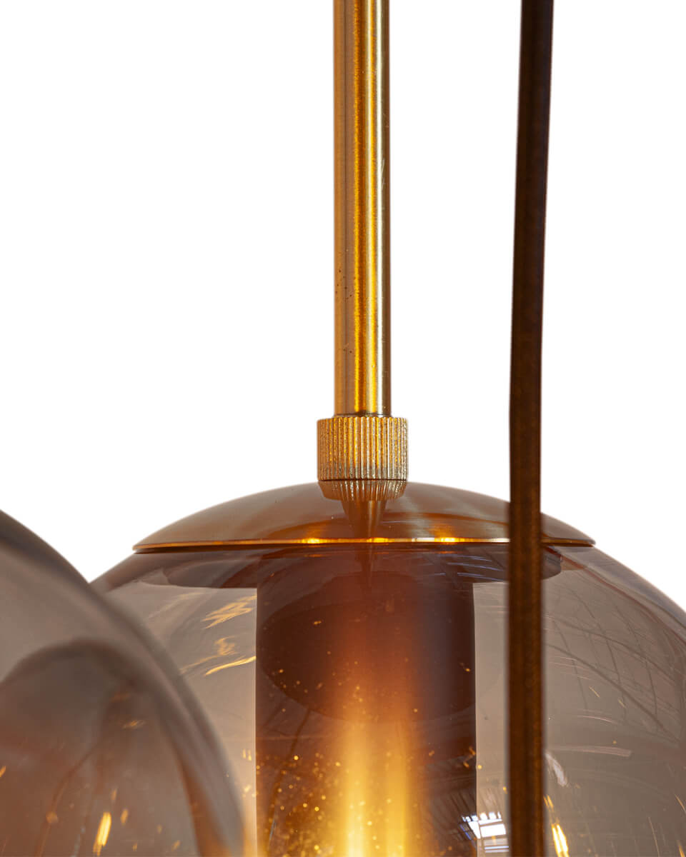 Laura 86cm Rökgrå taklampa från By Rydéns - Idealisk f&ouml;r b&aring;de moderna och traditionella inredningsstilar, erbjuder denna taklampa en perfekt balans mellan form och funktion, vilket g&ouml;r den till ett oumb&auml;rligt till&auml;gg till ditt hem.