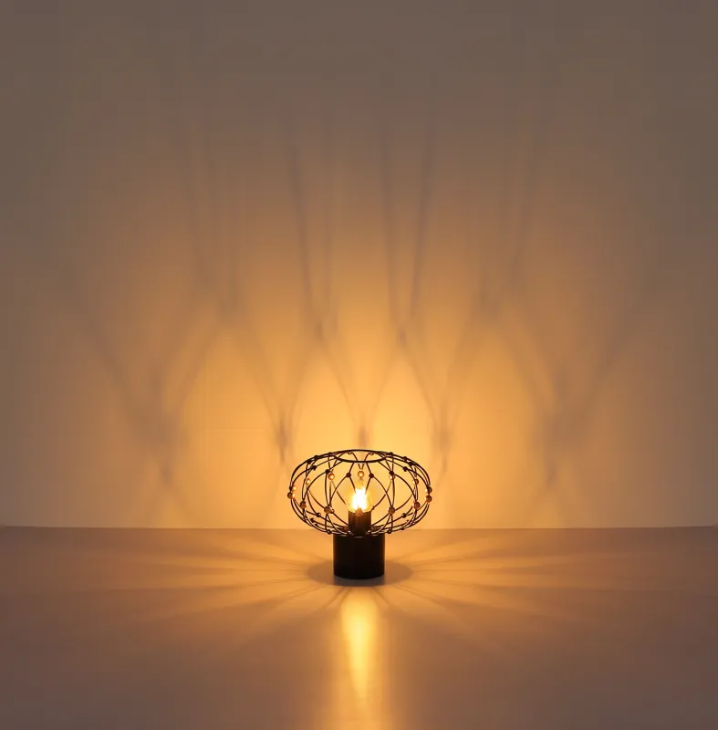 Greys 25cm Svart bordslampa från Globo Lighting - Den runda metallsk&auml;rmen i mattsvart med dekorativa guldf&auml;rgade detaljer ger lampan ett sofistikerat uttryck och blir ett stilfullt inslag i hemmet.