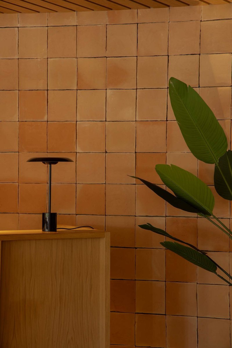 Hoshi 40cm Svart bordslampa från Faro Barcelona - Den blanka svarta finishen ger ett uttryck fullt av karakt&auml;r och elegans &ndash; perfekt som stilren detalj i b&aring;de moderna och klassiska milj&ouml;er.