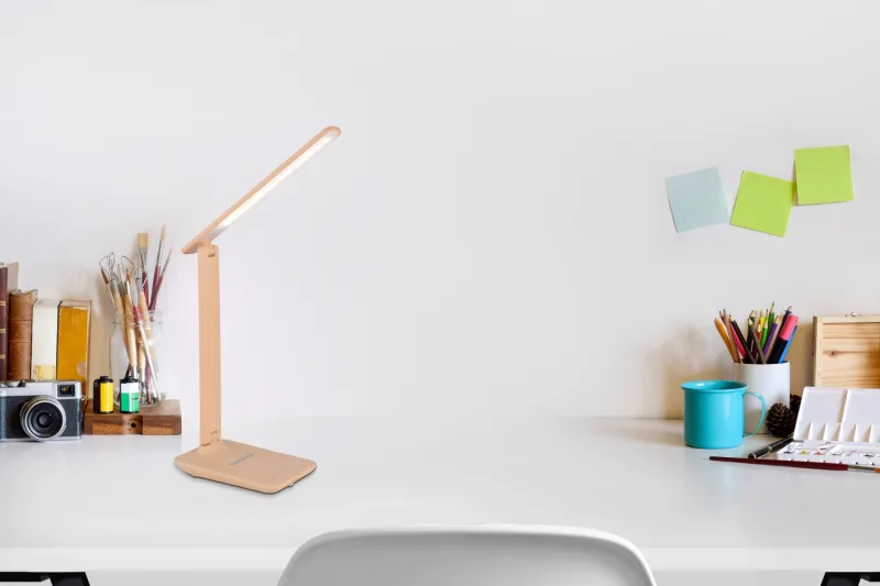 Bulla 56cm Orange skrivbordslampa från Globo Lighting - Med en ljusstyrka p&aring; 350 lumen ger den behagligt ljus, och det medf&ouml;ljande USB-kabeln och adaptern g&ouml;r den extra praktisk.