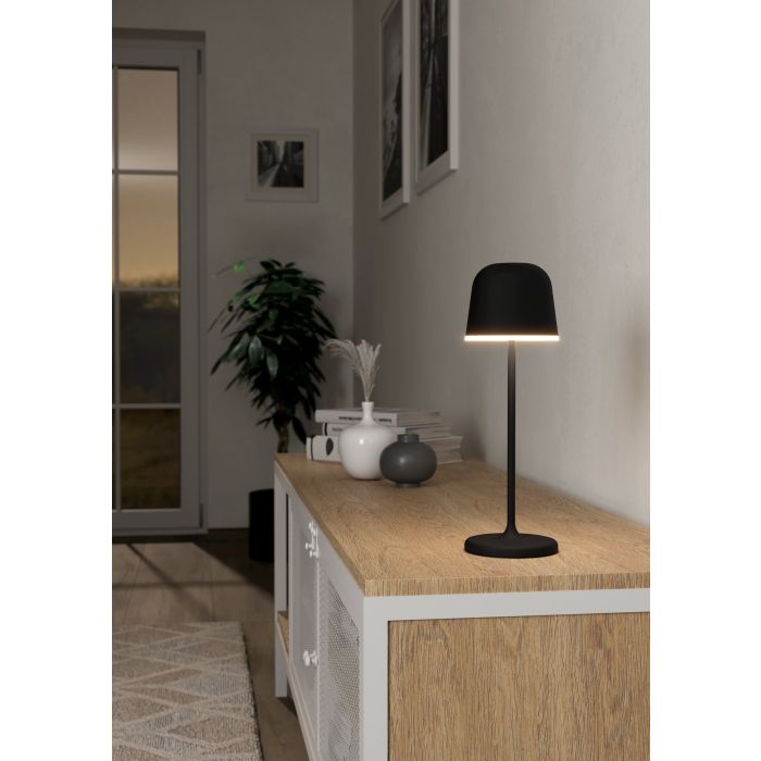 Mannera 34cm Svart portabel från Eglo - Den laddas enkelt med medf&ouml;ljande USB-kabel, vilket g&ouml;r den smidig att ta med &ouml;verallt &ndash; oavsett om du &auml;r p&aring; uteplatsen, i tr&auml;dg&aring;rden eller p&aring; picknick.