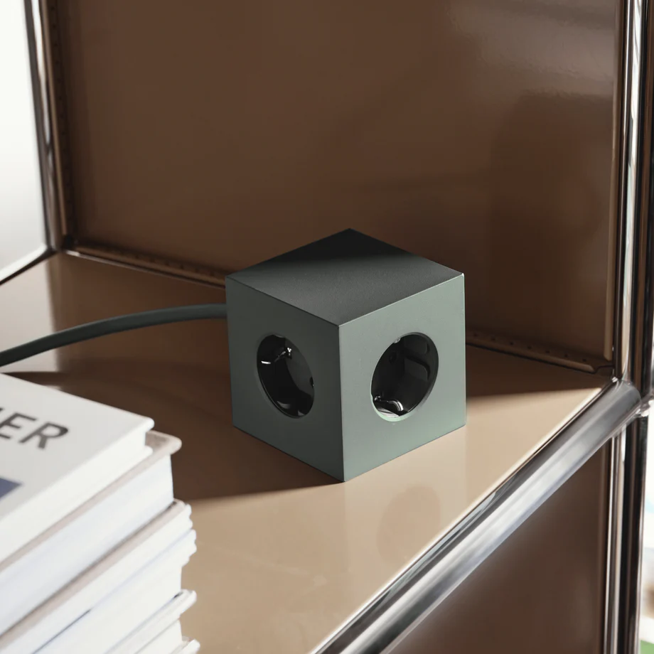Square 1 with 30W Dual USBC & Magnetic base, 3m Grön från Avolt - Grenuttag fr&aring;n Avolt med en stilren design med en l&aring;ng sladd i PVC, en kub i &aring;tervunnen plast och en magnetplatta i botten f&ouml;r att kunna h&auml;ngas upp p&aring; v&auml;ggen.