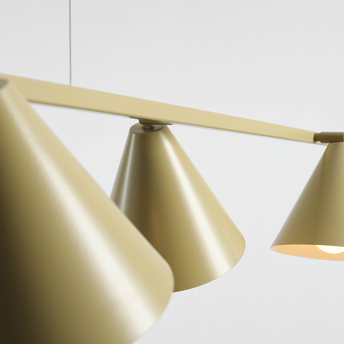 Form 120cm Pistage taklampa från Artera - Form &auml;r en modern takpendel i metall med en stilren och lekfull design.