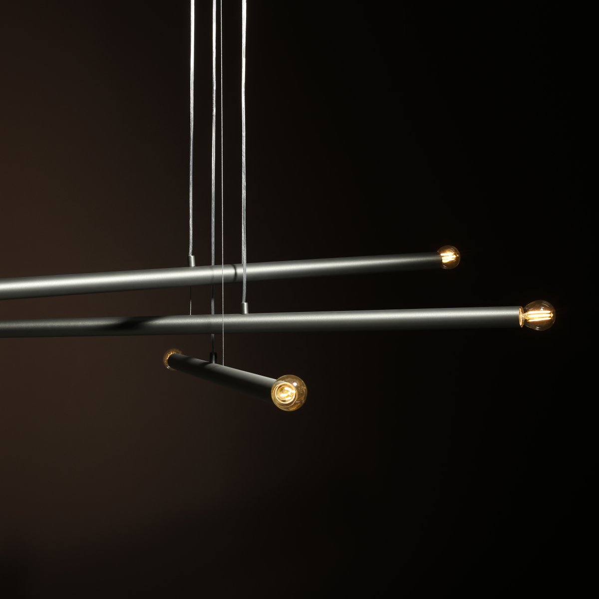Tubo 6 100cm Stål taklampa från Artera - Lampan best&aring;r av tre smala metallr&ouml;r i elegant st&aring;lfinish, placerade i olika h&ouml;jder och vinklar som skapar ett sp&auml;nnande och luftigt uttryck.